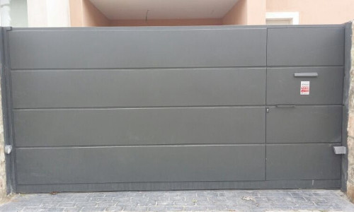 1 Puerta garaje corredera - Mantenimiento y reparación puertas de garaje L'Hospitalet de Llobregat Barcelona