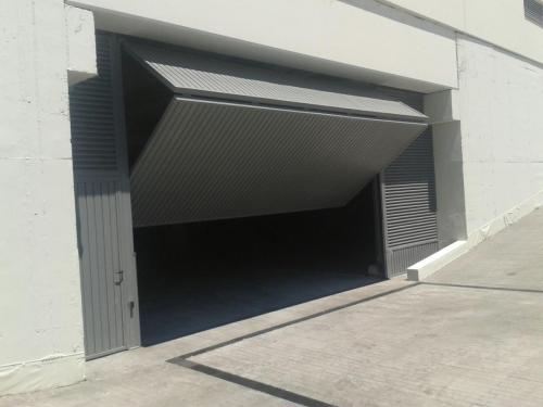 BASCULANTE puerta 2021 - Mantenimiento y reparación puertas de garaje L'Hospitalet de Llobregat Barcelona