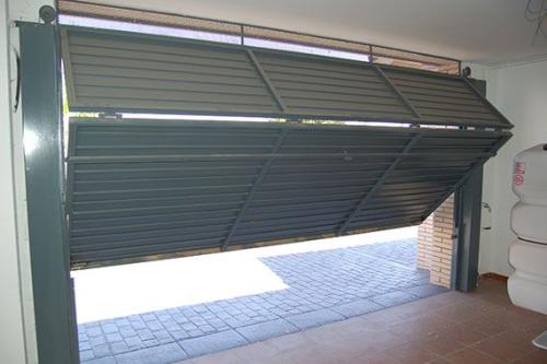 Puerta Basculante 2020 10 2 - Mantenimiento y reparación puertas de garaje L'Hospitalet de Llobregat Barcelona