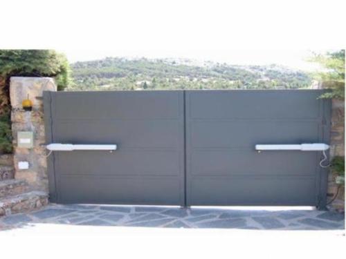 Puerta automatica batiente 2 hoja - Mantenimiento y reparación puertas de garaje L'Hospitalet de Llobregat Barcelona